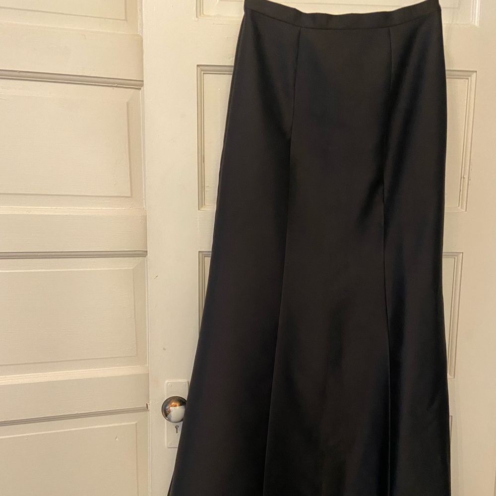Black size 6 trumpet taffeta maxi skirt; excellent condition only worn once